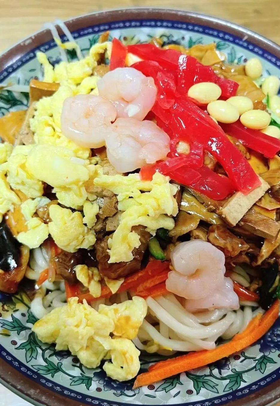 The four dishes of noodles with brine and fried vegetables are very attractive