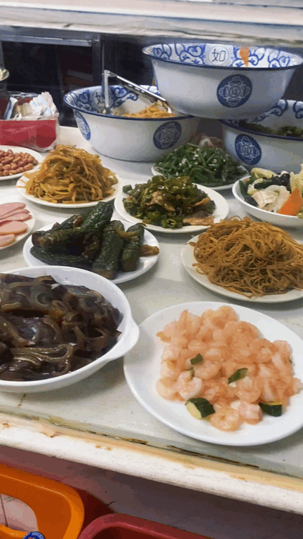 Looking at the rich noodles and side dishes, I only hate that my stomach is too small