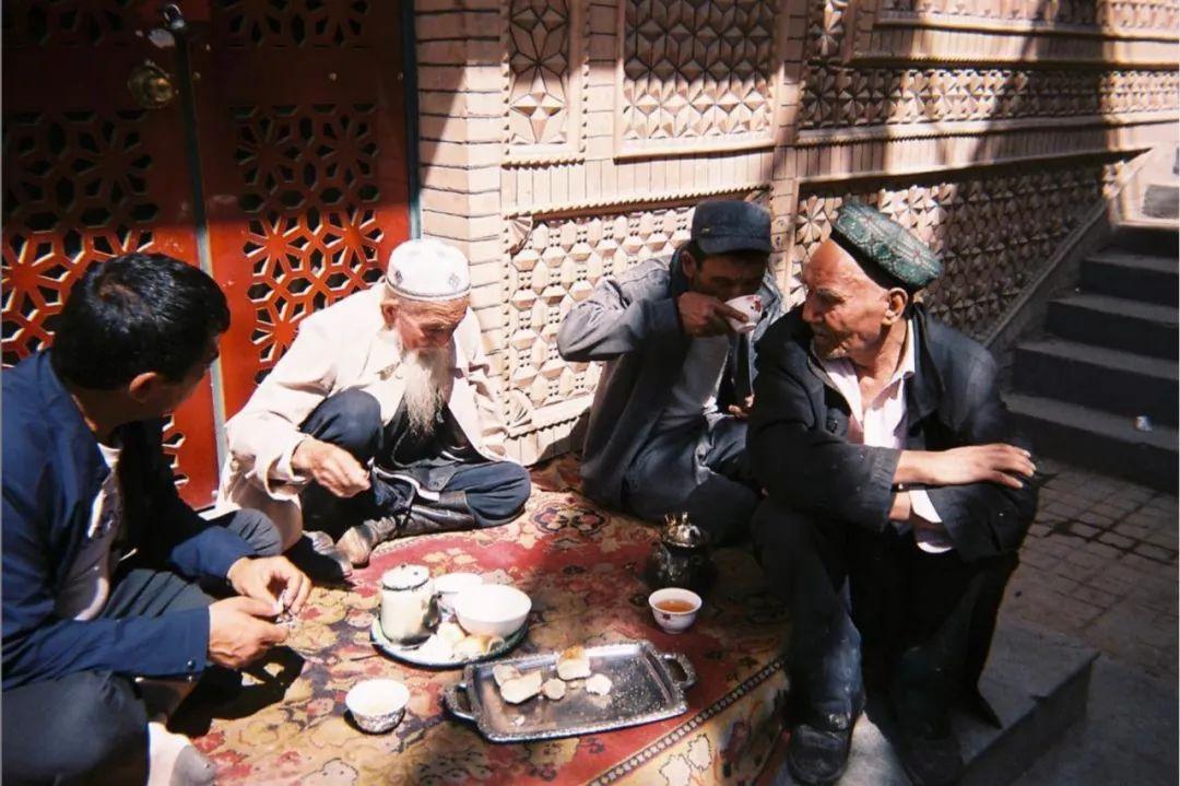 Old people drinking tea on Kashi streets