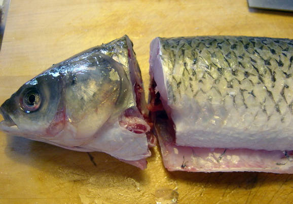 Treat the fish first. Wash the killed fish, chop off the fins, and cut off the head.