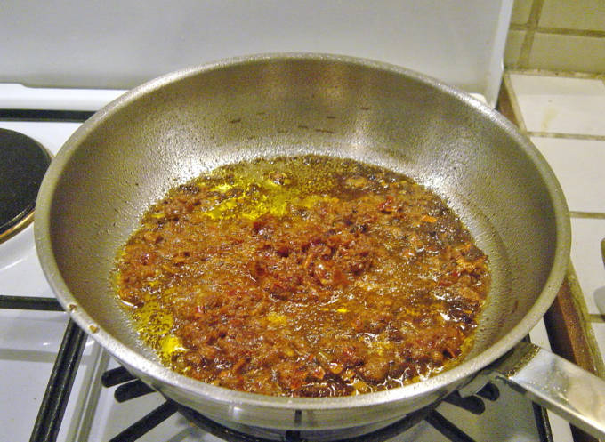 Stir the chopped bean paste in oil until fragrant, and then add the ginger powder to stir together.