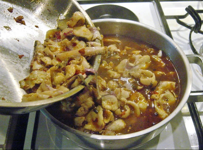 Pour the cooked fish fillet into the pot covered with tofu pudding.