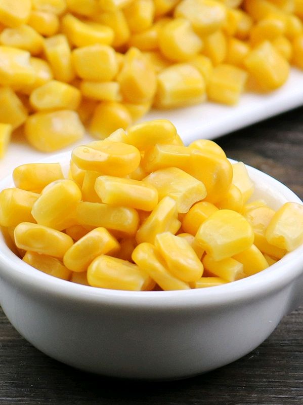 Quick-frozen sweet corn kernels are more convenient and can be used for salad, pizza, etc