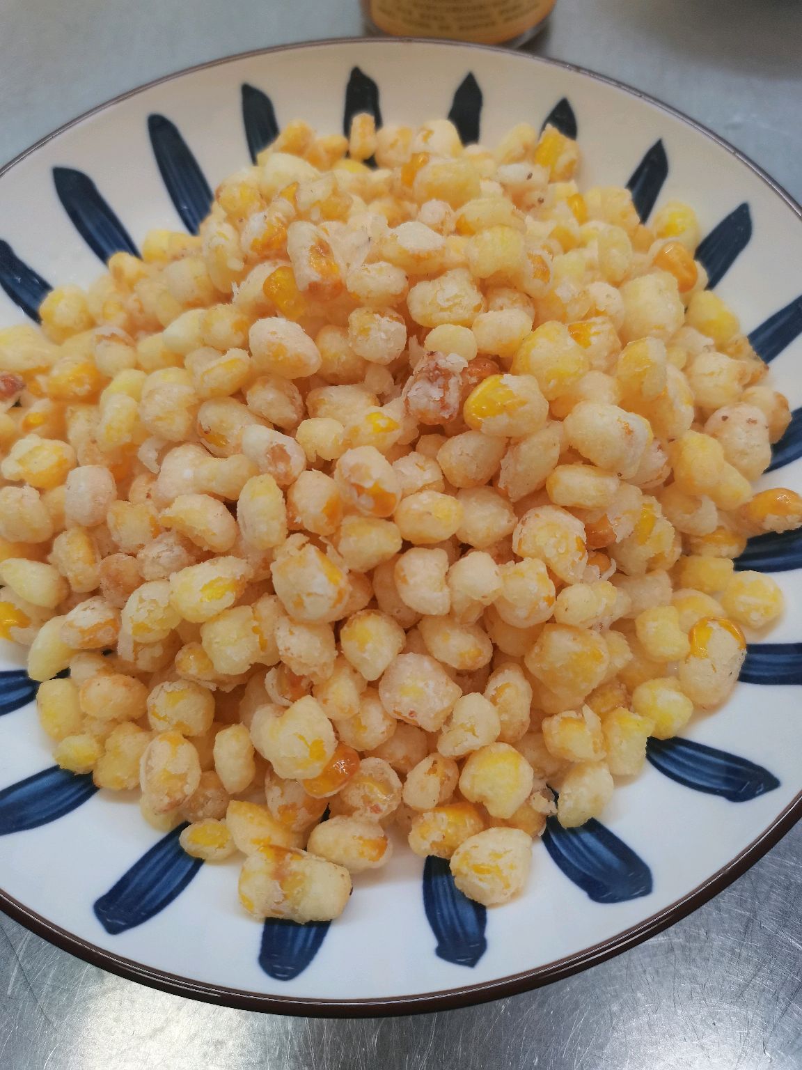 The fried corn kernels are relatively complete and are basically wrapped in a coat