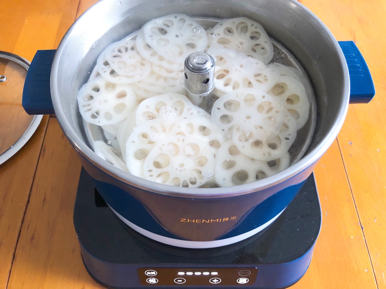 Put it into the lifting electric hot pot and boil it with water for 2 minutes