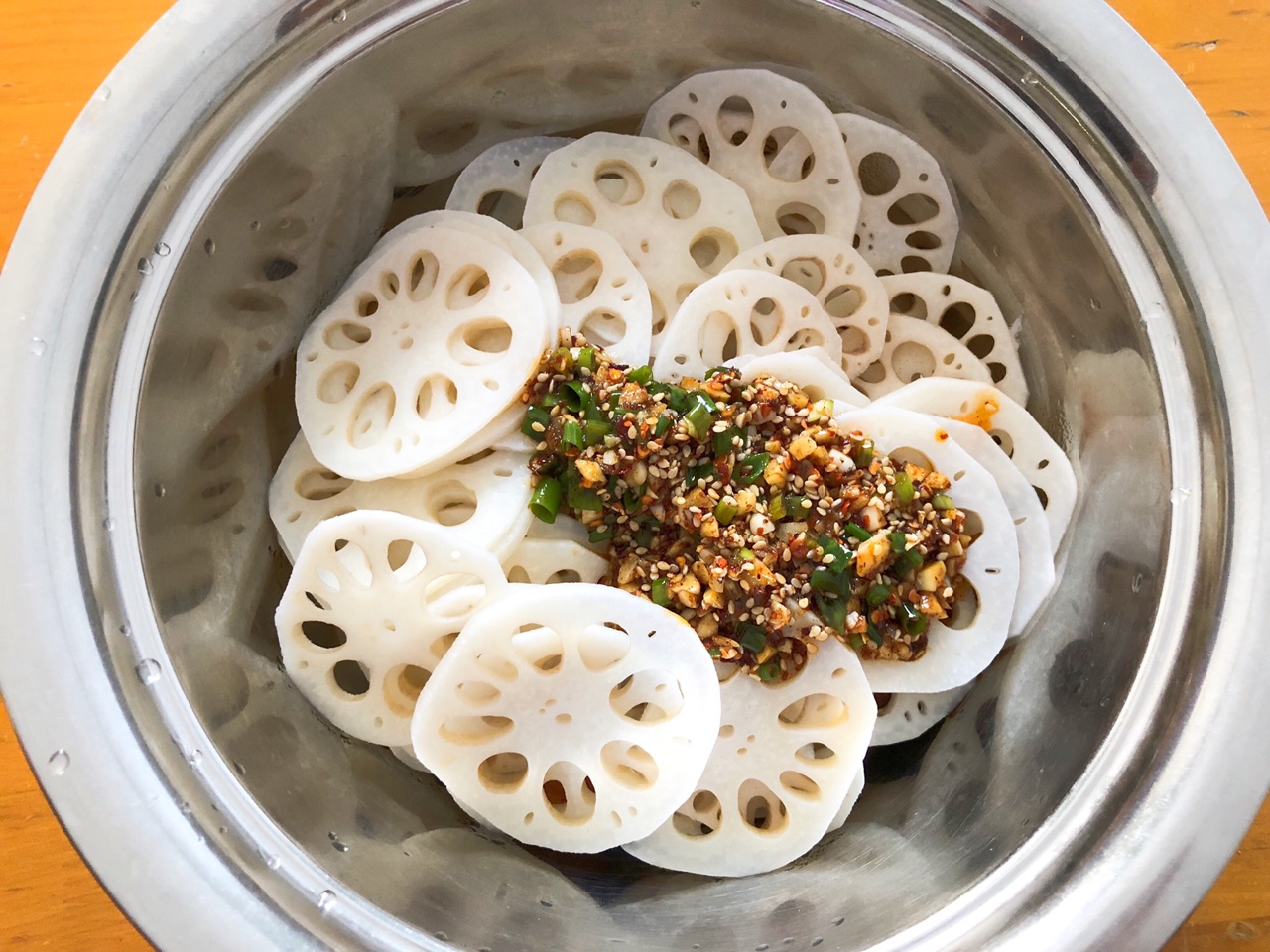 Pour the sauce into the lotus root slices and stir evenly