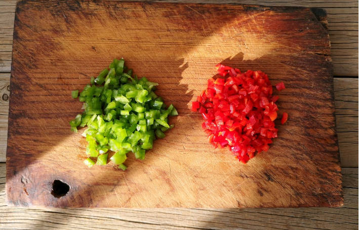 Green and red peppers (spicy or not spicy can be selected according to personal taste) are washed, gluten removed, seeded and chopped for standby.