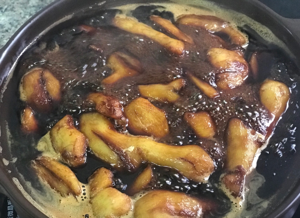 Boil over high heat and turn to low heat for 2 hours. Turn off the fire and soak the ginger in vinegar overnight