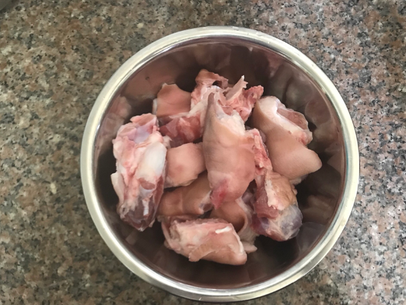 Pig's hoof is depilated, washed, and chopped