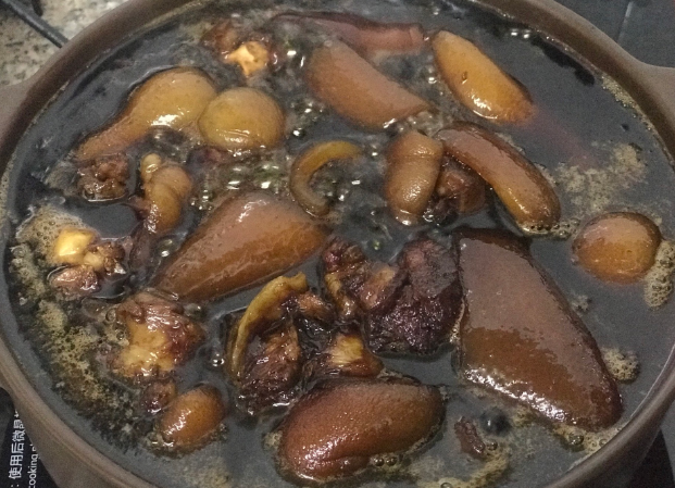 Put the pig's feet into a ginger vinegar pot, cover and boil, turn to low heat and cook for 45 minutes, and let it cool for standby