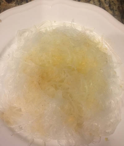 Cut the vermicelli into sections, add garlic powder, salt, and oil, mix well, and put them on the plate