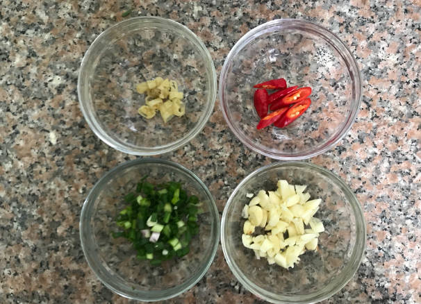 Slightly pat garlic, chop wild pepper, cut scallion, and cut red pepper into circles