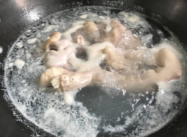 Pour the proper amount of water into the pot and boil it, put the pig's large intestine into the pot and scald it for 3 minutes, remove it and wash it