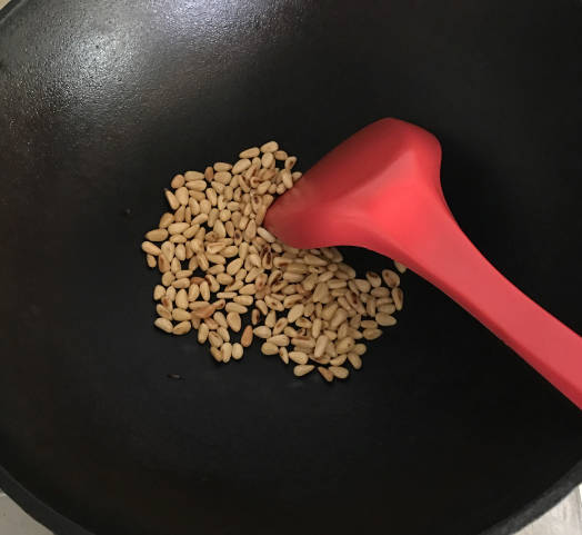 Stir-fry the pine nuts in a small heat-dry pan and take them out for standby. Be sure to keep the fire low.