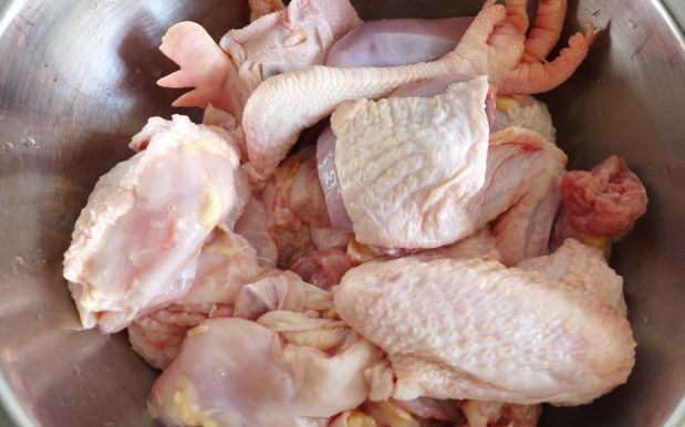 Clean the chicken and cut it into pieces;