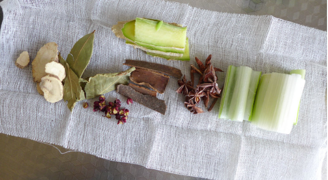 Take a piece of gauze and wrap the scallions, ginger, Laurus nobilis, star anise, cinnamon, pepper, and Laurus nobilis into a seasoning bag;