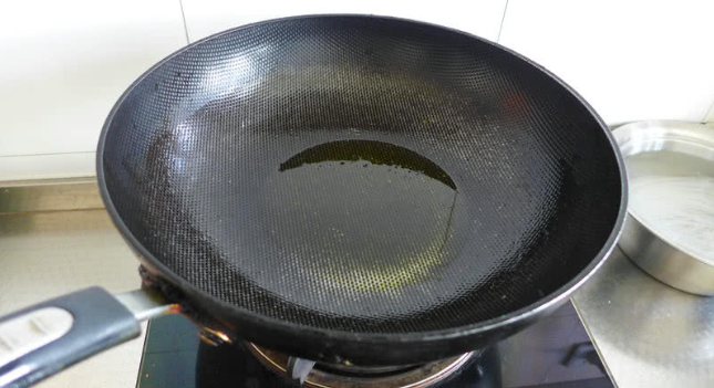 Pour cooking oil into the pot and cook until 50% hot;