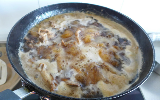 Add boiling water into the pot, and the amount of water should submerge the chicken;