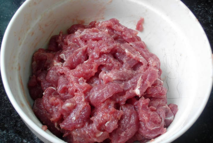 Thinly slice the beef, add salt, sugar, and a little chicken powder, and mix well, starch with an appropriate amount of water and add it to the beef and mix well, then add oil and mix well to lock in the moisture, marinate for 30 minutes