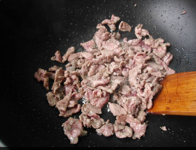 Heat oil in a frying pan, add beef, and stir-fry to brown and serve