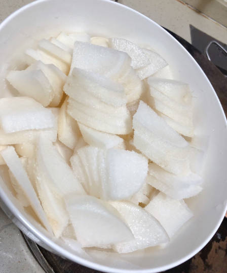 Slice the white radish, add salt, mix well, and marinate for one hour. After the water comes out, pour out the water, rinse it with clean water, and pinch it dry for later use.