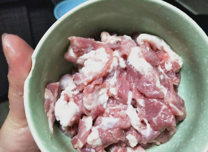Marinate the sliced meat with a small spoon of raw powder (to keep the taste fresh) and marinate for about five minutes