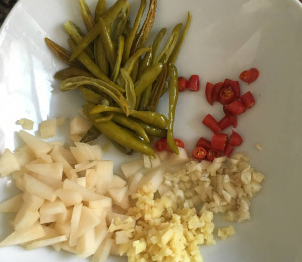 Cut the wild pepper in half, cut the chao tian pepper into rings, wash the chili seeds of two kinds of peppers, cut the sour radish into small slices, mince the ginger and garlic