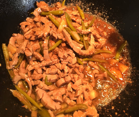 Put in the kidneys and stir fry for a while, add Chaotian pepper, sprinkle with pepper, put in chopped green onion, and take out the pan, you can add a little chicken essence.