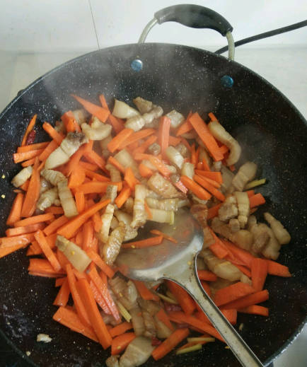 Stir-fry in the pan, put a little dark soy sauce for coloring.