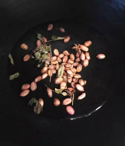 Soak peanuts, star anise, Chinese prickly ash, and fragrant leaves in water for more than 5 hours, or overnight. Add salt and cook, remove, and drain for later use.