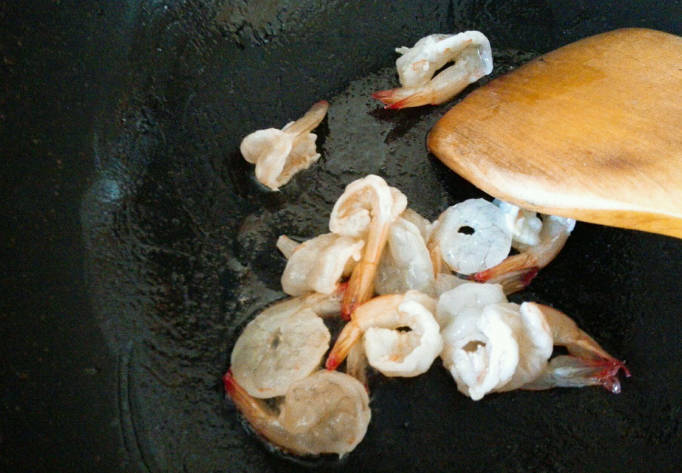 Marinate the shrimps with an appropriate amount of salt for 5 minutes, pour oil into the pan, and stir-fry the shrimps until they change color.