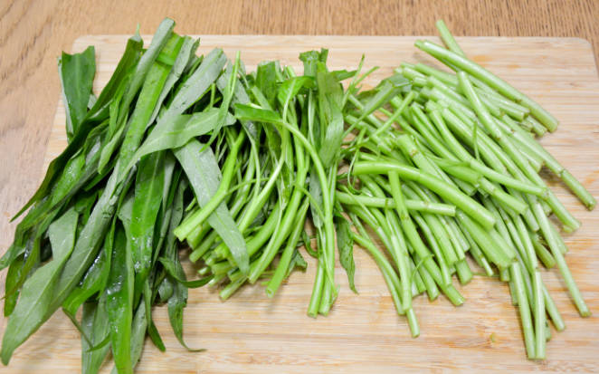 Wash water spinach, cut into long pieces