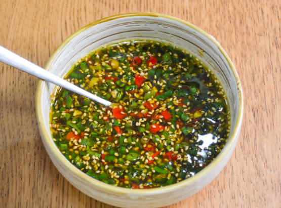 Pour light soy sauce, and rice vinegar, and stir evenly; this sauce is versatile, and it can be mixed with vegetables and meat